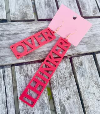 Övertänkare-örhängen i rött